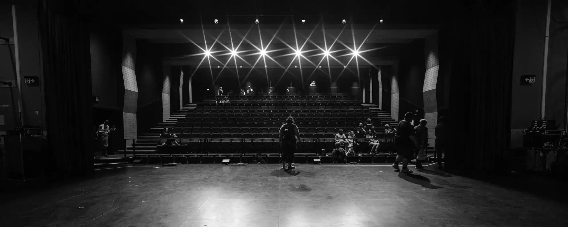 Dramaturg werden – Ausbildung, Gehalt &#038; Karrierechancen